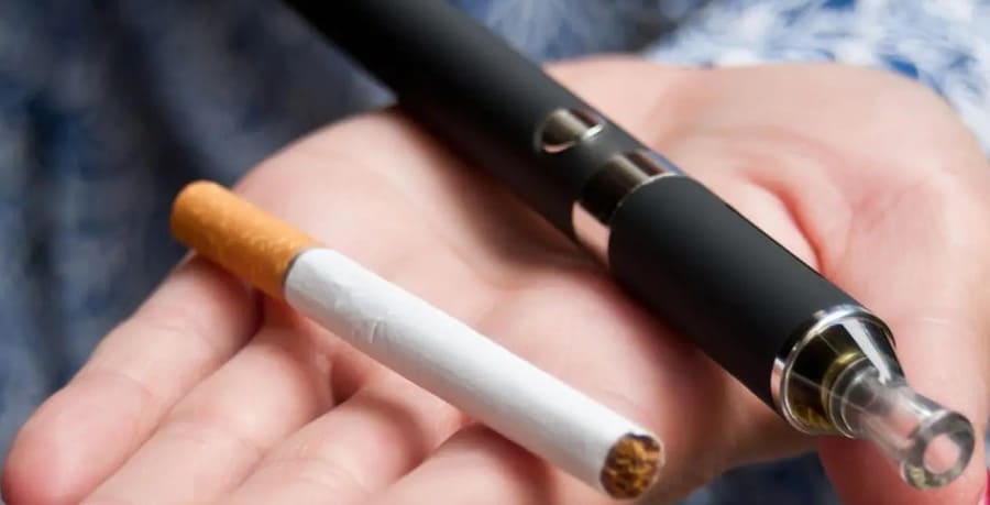 Порівняння одноразових сигарет Elf Bar та звичайних сигарет